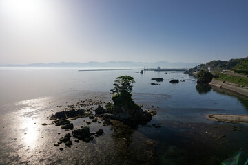 雨晴海岸・女岩と立山連峰（ドローンによる空撮）