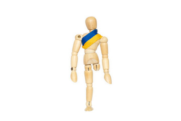 A wooden man without a leg with a Ukrainian flag on his chest will lose his leg in the war