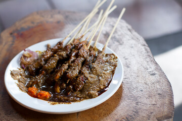 Freshly cooked chicken satay served with special peanut sauce mixed with soy sauce and pickled red onions