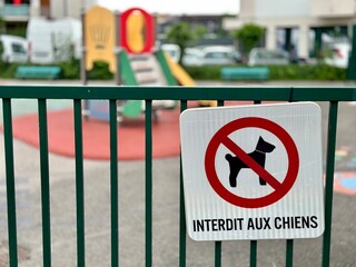 Parc pour enfants interdit aux chiens