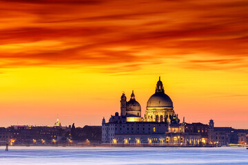 Fototapeta premium Aussicht auf die spektakuläre barocke Kuppelkirche Santa Maria della Salute in Venedig im Abendrot