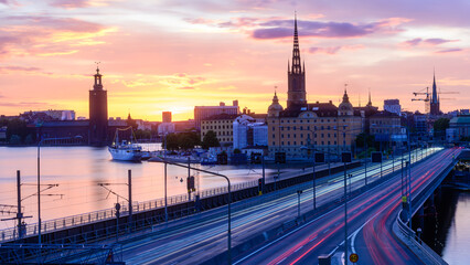 Obraz premium sunset over the lake in stockholm