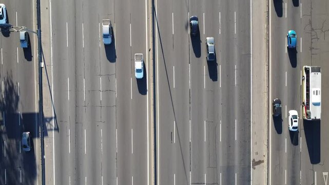 vista cenital de autopista con trafico liviano