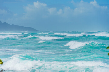 Obraz premium A spacious body of water with waves breaking against the shore