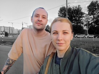 Naklejka premium Portrait of a young couple on the background of the city.