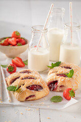 Fresh and yummy strawberry yeast cake with crumble and glaze.