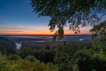 Sonnenaufgang über den Isarauen in Schlederloh