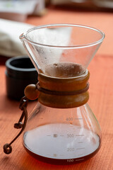 Cafetera Chemex con café recién preparado