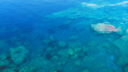 Playa azul y lanchas que esperan el surf. Un azul esmeralda es hermoso y claro como el agua
