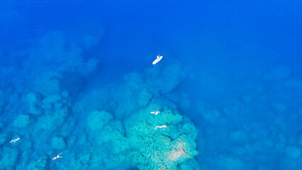 Playa azul y lanchas que esperan el surf. Un azul esmeralda es hermoso y claro como el agua
