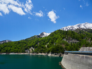 初夏の観光名所立山黒部アルペンルートの黒部ダムの風景