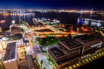 Fototapeta premium 横浜市、赤レンガパークとベイブリッジの夜景