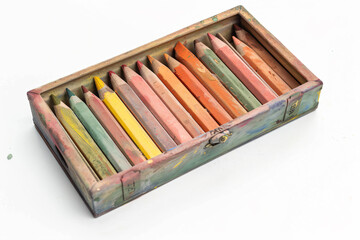 Fototapeta premium a box of colored pencils sitting on a table