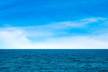 Obraz premium Ocean background and sea water and clear sky. For summer vacation ideas The nature of the beach and summer sea with the sun shining on the sea sparkling against the blue sky.