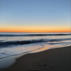 Obraz premium Waves Rolling Onto Sandy Beach