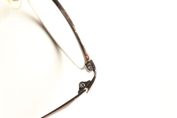 使い込まれた眼鏡フレームの汚れ