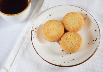 Cookies lie in a plate on the table