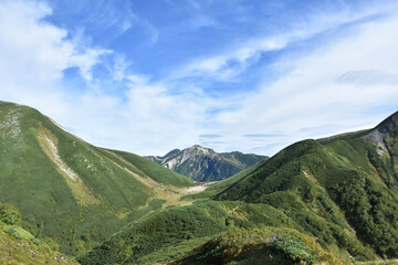 Naklejka premium 緑の山と青い空と白い雲