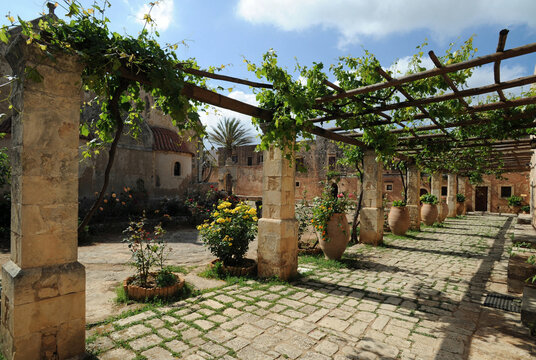 Pergola de l'aile orientale du monast&egrave;re d'Arkadi pr&egrave;s de R&eacute;thymnon en Cr&egrave;te