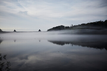 Das Überlaufbecken Möhnesee, Möhnetalsperre in Günne am frühen Morgen, 2023 