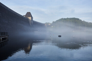 Das Überlaufbecken Möhnesee, Möhnetalsperre in Günne am frühen Morgen, 2023 