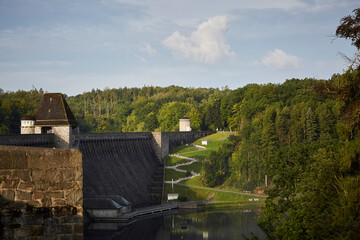 Das Überlaufbecken Möhnesee, Möhnetalsperre in Günne am frühen Morgen, 2023 