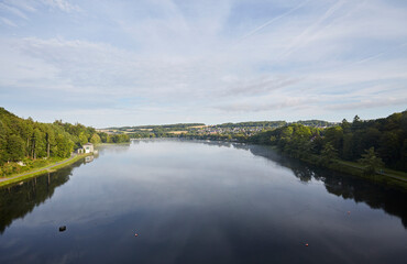 Das Überlaufbecken Möhnesee, Möhnetalsperre in Günne am frühen Morgen, 2023 