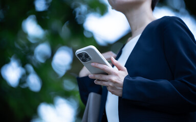 スマートフォンを使う女性