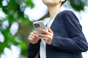 スマートフォンを使う女性