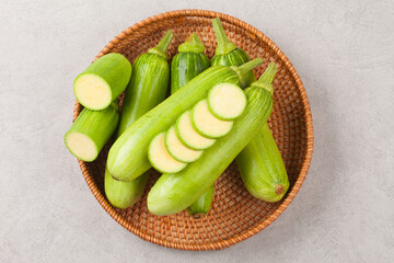  An annual vine of the gourd family. The vine has a pentagonal cross-section and grows by wrapping with tendrils.