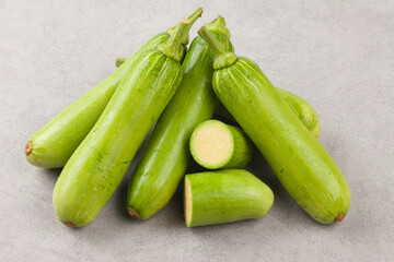  An annual vine of the gourd family. The vine has a pentagonal cross-section and grows by wrapping with tendrils.