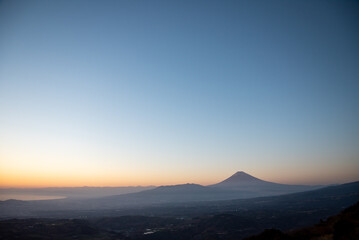 夕暮れに見られる富士山の美しいシルエットBeautiful silhouette of Mt. Fuji seen at dusk