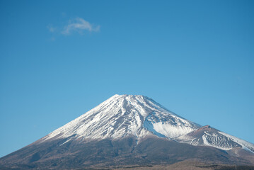 Fototapeta premium 冠雪した富士山のとても美しい風景Beautiful scenery of snow-capped Mt. Fuji