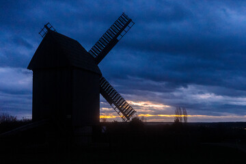 Alte Windmühle bei Sonnenuntergang