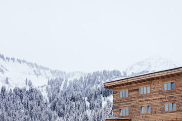 Holzhütte vor verschneiten Bergen