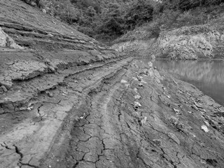 The natural scenery of lakes in the mountains begins to dry up in the dry season