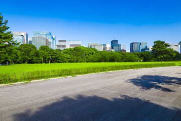皇居東御苑・江戸城跡の公園の木々越しに見える、都会・丸ノ内・大手町・日比谷のビル（東京都千代田区）