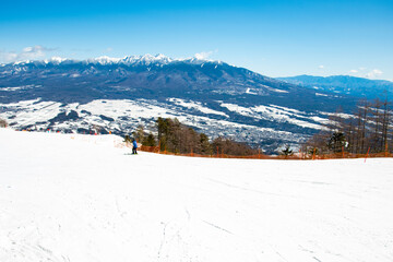 晴天の雪山で眺める美しい風景Beautiful scenery from the snowy mountains on a clear day