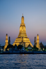 Naklejka premium バンコクにあるワット・アルンのとても美しい夜景Beautiful night view of Wat Arun in Bangkok