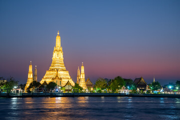 Fototapeta premium バンコクにあるワット・アルンのとても美しい夜景Beautiful night view of Wat Arun in Bangkok