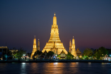 Naklejka premium バンコクにあるワット・アルンのとても美しい夜景Beautiful night view of Wat Arun in Bangkok