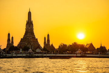 Naklejka premium バンコクにあるワット・アルンのとても美しい夕焼け風景Beautiful sunset scenery at Wat Arun in Bangkok