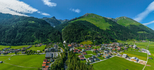 Das Lechtal rund um die Gemeinde Elbigenalp in Tirol im Luftbild