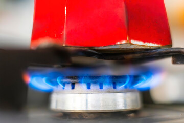 Espressokocher über einer Flamme an einem Gasherd