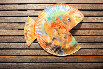 Als Fisch bemalter Pappteller