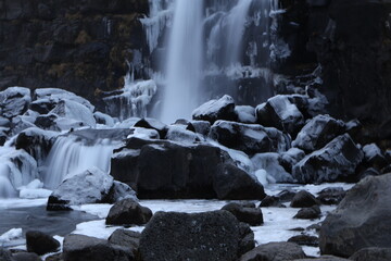 Imposanter Wasserfall in der isländischen Wildnis