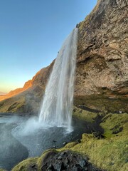 Imposanter Wasserfall in der isländischen Wildnis