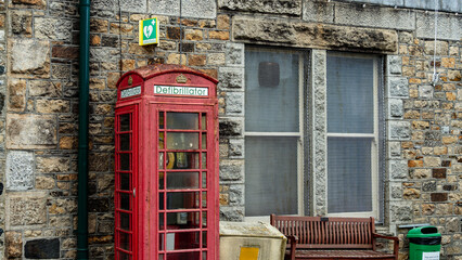 Obraz premium An old telephone box housing a local life saving defibrillator