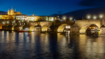 Mosta Karola nocą