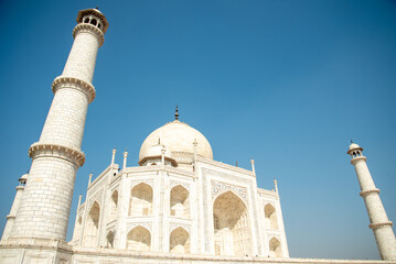 Fototapeta premium 人生で一度は行ってみたいタージマハルのとても美しい風景The beautiful scenery of the Taj Mahal that you should visit at least once in your life